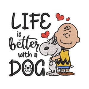 Puede incluir: Un diseño bordado con Charlie Brown abrazando a Snoopy, con corazones rojos y el texto "LIFE is better with a DOG" en escritura negra. Charlie Brown lleva una camisa amarilla y pantalones cortos azules.
