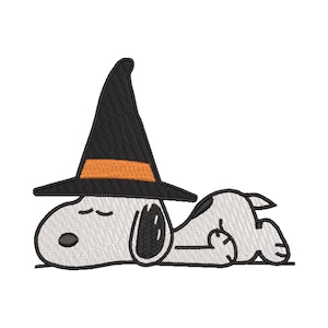 Op de afbeelding: Geborduurd ontwerp van een cartoonhond met een zwarte heksenhoed met een oranje band. De hond ligt met gesloten ogen op een witte achtergrond. Halloween-thema.