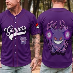 Op de afbeelding: Een paars honkbalshirt met een knoopsluiting aan de voorzijde, de tekst Gengars in wit schrift en een kleine afbeelding van het personage Gengar op de borst. De achterkant toont een grote Gengar-illustratie met paarse energie en Pokéballen.