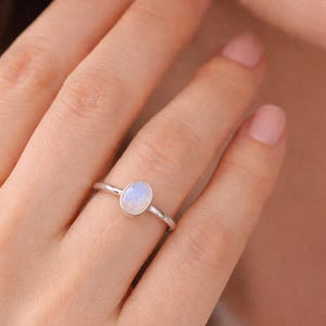 Oval cabochonring i 925 sterlingsilver – Minimalistisk ring med naturstensbesättning för kvinnor