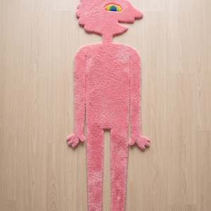 Vibrant tuft pink rug featuring a custom character prismo rug shaped design. (Tufting Teppich)