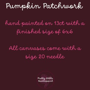 K&ouml;nnte beinhalten: Eine dunkelmarone Stickleinwand mit dem Titel Pumpkin Patchwork. Der Text besagt, dass sie handbemalt auf 13ct ist, eine fertige Gr&ouml;&szlig;e von 6x6 Zoll hat und eine Nadel der Gr&ouml;&szlig;e 20 enth&auml;lt. Ein kreisf&ouml;rmiges Logo unten zeigt Pretty Little Needlepoint.