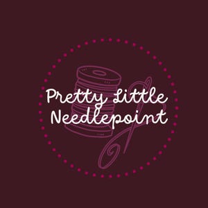 K&ouml;nnte beinhalten: Ein dunkelmaroonfarbenes kreisf&ouml;rmiges Logo mit einer wei&szlig;en Strichzeichnung einer Garnrolle und einer N&auml;hnadel. Der Text Pretty Little Needlepoint ist in einer wei&szlig;en Schreibschrift in der Mitte geschrieben und von einem gepunkteten Rand umgeben.