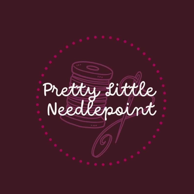 K&ouml;nnte beinhalten: Ein dunkelmaroonfarbenes kreisf&ouml;rmiges Logo mit einer wei&szlig;en Strichzeichnung einer Garnrolle und einer N&auml;hnadel. Der Text Pretty Little Needlepoint ist in einer wei&szlig;en Schreibschrift in der Mitte geschrieben und von einem gepunkteten Rand umgeben.