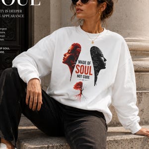 Bluza z nadrukiem "Made Of Soul Not Code", abstrakcyjny, okrągły dekolt z motywem ludzkiej sztucznej inteligencji, prezent dla kreatywnego artysty, bluza z grafiką techniczną