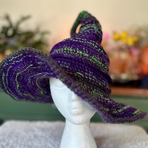 Sombrero de bruja retorcido de ganchillo, villano, morado y verde, con ala ajustable.