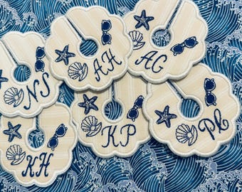 Aangepaste wijnglasbedels, geschulpte kustdrankmarkeringen, gepersonaliseerde gastvrouw cadeauset, geborduurde stoffen onderzetters, vrijgezellenbedankjes
