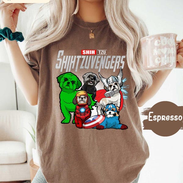 Camiseta Comfort Colors® Shih Tzu de los Vengadores, divertida camiseta con diseño de superhéroes para perros, regalo para amantes de los Shih Tzu y fans de Marvel, ropa vintage para cachorros heroicos.