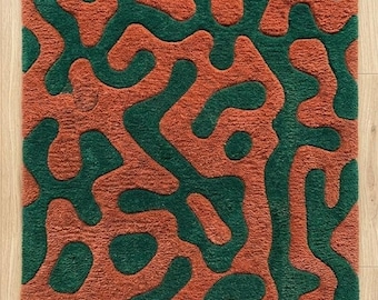 Abstrakter Handgetufteter Teppich, Moderner Wollteppich, Handgemachter Teppich in Grün & Rost