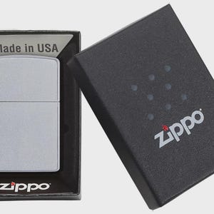 Encendedor ZIPPO® de cromo satinado personalizado con grabado láser. Encendedor original a prueba de viento. Regalo. imagen 3