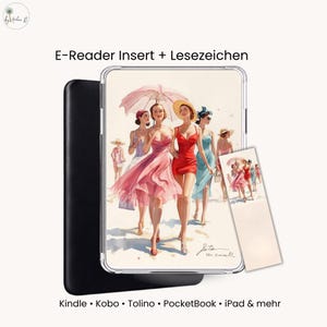 Könnte beinhalten: Ein E-Reader-Einsatz und Lesezeichen-Set mit einer Vintage-Illustration von Frauen in Kleidern, die an einem Strand spazieren gehen. Der Einsatz ist transparent, das Bild ist sichtbar. Der Text lautet "E-Reader Insert + Lesezeichen".