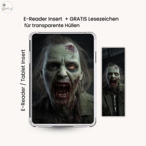 Könnte beinhalten: Eine transparente E-Reader-Hülle mit einem Zombie-Motiv. Das Bild zeigt eine Nahaufnahme eines Zombie-Gesichts mit offenem Mund und sichtbaren Zähnen. Der Text "E-Reader Insert + GRATIS Lesezeichen für transparente Hüllen" ist sichtbar.