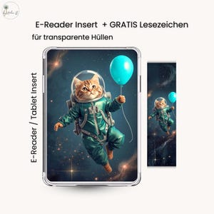 Könnte beinhalten: Ein E-Reader- oder Tablet-Einsatz mit einer Katze als Astronaut, die einen türkisfarbenen Ballon vor einem Weltraumhintergrund hält. Der Einsatz befindet sich in einer transparenten Hülle, mit dem Text "E-Reader Insert" und "GRATIS Lesezeichen".