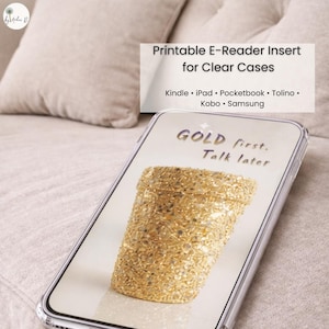 Könnte beinhalten: Eine transparente Handyhülle mit einem goldenen Glitzerdesign. Der Telefonbildschirm zeigt eine goldene Glitzertasse mit dem Text "GOLD first. Talk later." Das Bild enthält auch den Text "Printable E-Reader Insert for Clear Cases."