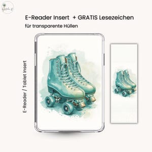Könnte beinhalten: Eine transparente Hülle mit einer Aquarellillustration von türkisfarbenen Rollschuhen. Der Text "E-Reader Insert + GRATIS Lesezeichen für transparente Hüllen" steht oben. Ein passendes Lesezeichen ist ebenfalls zu sehen.