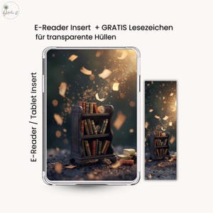 Könnte beinhalten: E-Reader- und Tablet-Einsatz mit einem Miniatur-Bücherregal-Design. Das Bild zeigt ein kleines Holzregal voller Bücher mit dem Text "E-Reader Insert + GRATIS Lesezeichen für transparente Hüllen".