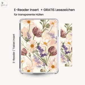 Könnte beinhalten: Ein E-Reader-Einsatz und ein Lesezeichen mit einem floralen Design aus weißen, lila und burgunderfarbenen Blumen. Der Text "E-Reader Insert + GRATIS Lesezeichen für transparente Hüllen" ist sichtbar.