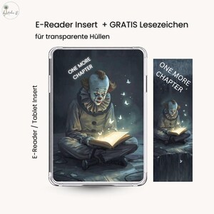 Könnte beinhalten: E-Reader-Einsatz und Lesezeichen mit einem sitzenden Clown, der ein leuchtendes Buch liest, mit dem Text "ONE MORE CHAPTER". Der Einsatz befindet sich in einer transparenten Hülle, das Lesezeichen rechts. Der Text "E-Reader Insert + GRATIS Lesezeichen" steht oben.