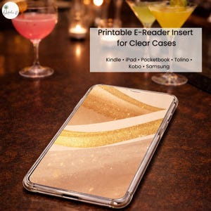Puede incluir: Una funda transparente para teléfono con un diseño abstracto en oro y beige. La imagen incluye el texto "Printable E-Reader Insert for Clear Cases" y enumera los dispositivos compatibles: Kindle, iPad, Pocketbook, Tolino, Kobo y Samsung.