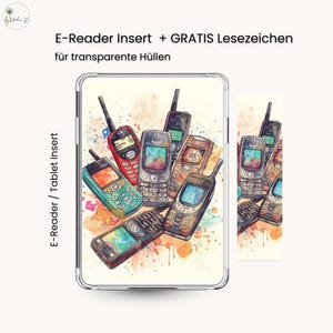 Könnte beinhalten: E-Reader-Einlage mit einem Aquarelldesign von Vintage-Handys in verschiedenen Farben, darunter Rot, Grün und Schwarz. Die Einlage ist für transparente Hüllen konzipiert. Der Text lautet "E-Reader Insert + GRATIS Lesezeichen für transparente Hüllen."