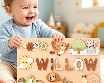 Puede incluir: Un tablero de rompecabezas de madera con el nombre WILLOW en letras grandes, decorado con recortes de madera coloridos de un sol, engranajes, un pájaro, un árbol, un gato, setas, un perro y un caracol sobre una base de madera clara.