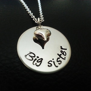 Collar de Hermana Mayor: Disco estampado a mano con dije de corazón de plata