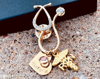 Pin de estetoscopio dorado personalizado: regalo para enfermeras (RN, LPN, BSN)