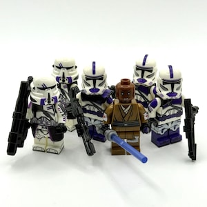 Könnte beinhalten: Eine Gruppe von sechs Kunststoff-Minifiguren, bestehend aus fünf weiß-violett gepanzerten Soldaten mit schwarzen Blastern und einer braun gekleideten Figur mit einem blauen Lichtschwert. Die Soldaten tragen detaillierte Helme mit violetten Mustern.
