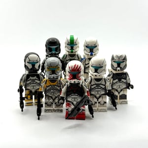 Puede incluir: Una colección de ocho minifiguras de soldados de juguete de plástico con varios diseños de cascos y patrones de armadura en blanco, negro, amarillo, verde y rojo. Cada figura está equipada con un pequeño accesorio de bláster negro en sus manos.