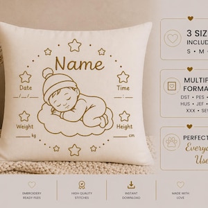 Puede incluir: Cojín crema con bordado dorado de un bebé durmiendo, estrellas y espacio para detalles personalizados: nombre, fecha, peso (kg) y altura (cm). Texto: "3 Tamaños Incluidos", "Múltiples Formatos", y "Everyday Use".