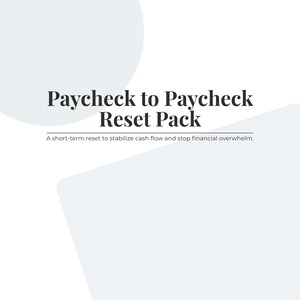 Könnte beinhalten: Eine weiße Grafik mit dem Titel "Paycheck to Paycheck Reset Pack" in fettem, dunklem Text. Darunter steht der Text "A short-term reset to stabilize cash flow and stop financial overwhelm." Erstellt von Measured Capital.