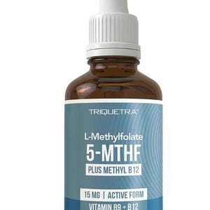 Puede incluir: Una botella de vidrio marrón con un cuentagotas blanco. La etiqueta dice "TRIQUETRA" y enumera "L-Methylfolate 5-MTHF PLUS METHYL B12". También indica "15 MG | ACTIVE FORM VITAMIN B9 + B12" y "1 fl. Oz".