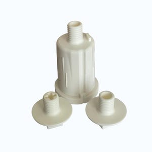 Peut inclure: Un ensemble de trois composants en plastique blanc comprenant un boîtier cylindrique haut avec un sommet fileté et deux pièces de base circulaires plus petites, chacune dotée d'un montant fileté central et d'une ouverture en croix ou circulaire.