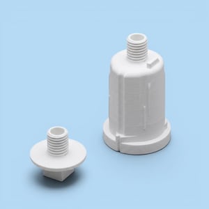Può includere: Due oggetti bianchi stampati in 3D su sfondo azzurro. Uno è di forma cilindrica con una parte superiore filettata e una base quadrata. L'altro è un oggetto più piccolo, simile, con una parte superiore filettata e una base rotonda. Sono componenti.
