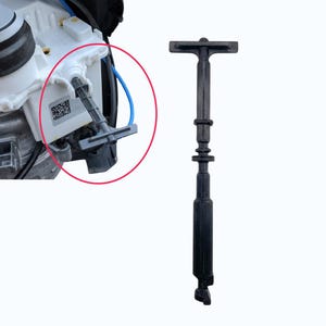 Peut inclure: Une poignée de remplacement en plastique noir en forme de T pour réservoir d'eau de machine à café. La poignée présente une tige cylindrique texturée avec deux anneaux circulaires et une barre supérieure plate. Elle est montrée seule et installée.