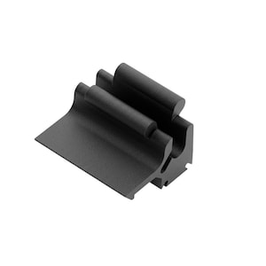 Peut inclure: Un support de montage noir mat présentant une conception rigide et angulaire avec une base plate, un rebord horizontal saillant et un canal encastré le long du bord supérieur. Le composant a une finition texturée et un profil géométrique.