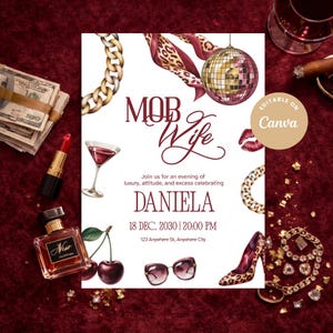 Peut inclure: Une invitation avec le texte "MOB Wife" en écriture élégante, avec une boule disco, des imprimés léopard et des bijoux. L'invitation comprend le nom "DANIELA" et les détails de l'événement.