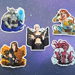 Puede incluir: Un conjunto de cinco pegatinas con temática de fantasía. Las pegatinas presentan ilustraciones de personajes en varias poses, incluyendo un caballero con armadura plateada y una mujer pelirroja con un atuendo futurista.