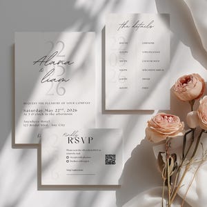 Può includere: Elegante set di partecipazioni di nozze dal design minimalista. Il set include un invito, una scheda dettagli e una scheda RSVP. Rose color pesca e tessuto bianco aggiungono un tocco romantico. L'invito presenta i nomi Alana & Liam e la data.