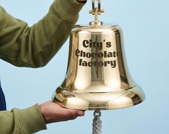 Campana de barco vintage personalizada de 45 cm (18"), latón macizo grabado, decoración náutica para pared, campana colgante vintage, regalo para el hogar con temática marítima.