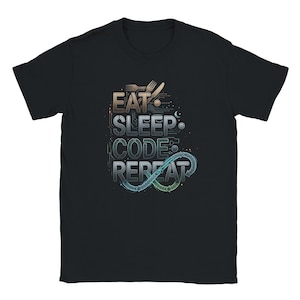 Può includere: T-shirt nera con la scritta "EAT SLEEP CODE REPEAT" in un design stilizzato. Il testo è in una sfumatura di colori, con una forchetta e un coltello sopra la parola "EAT" e un simbolo di infinito sotto "REPEAT".