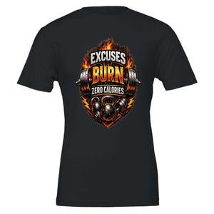 Puede incluir: Camiseta negra con un diseño gráfico que presenta el texto "EXCUSES BURN ZERO CALORIES" en un diseño ardiente. El diseño incluye pesas, pesas rusas y rayos, sugiriendo un tema de fitness.