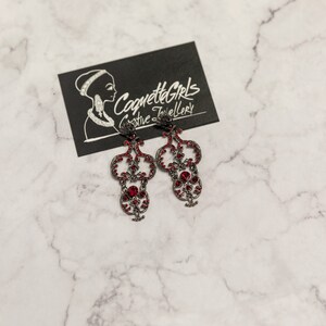 Boucles d’oreilles rouges victoriennes. Déclaration Bijoux. Boucles d’oreilles élégantes. Accrocheur et beau. Cadeau de Noël. Boucles d’oreilles faites à la main. Gouttes rouges