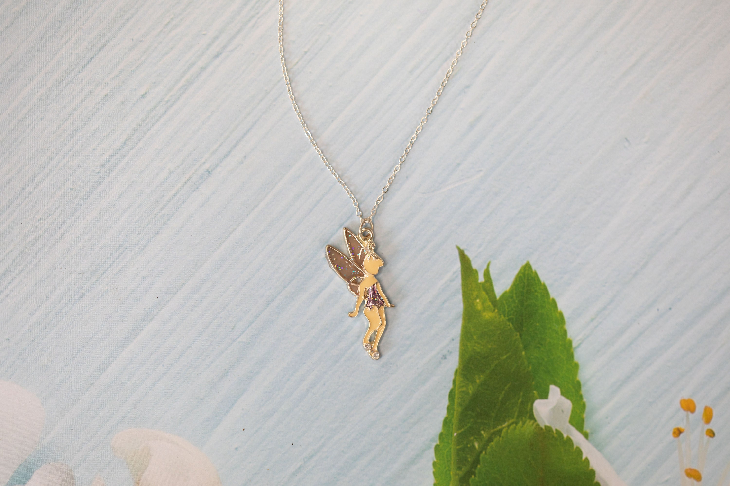 Collier Fantaisie Avec Breloques – La Fée Carabosse – Alliage Argenté 2 Microns – Longueur Ajustable