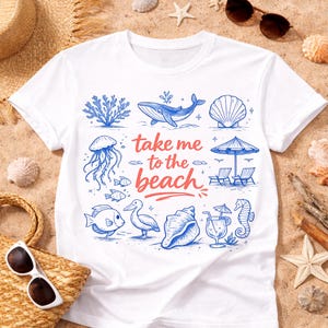 K&ouml;nnte beinhalten: Wei&szlig;es T-Shirt mit einem blau-roten Strandmotiv. Das Design umfasst Illustrationen von Meereslebewesen, Strandst&uuml;hlen und den Text "take me to the beach". Das T-Shirt ist von Strandaccessoires umgeben.