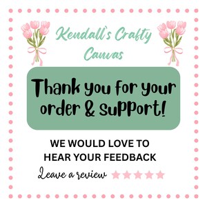 K&ouml;nnte beinhalten: Eine wei&szlig;e Karte mit rosa Punkten und floralen Akzenten. Der Text "Kendall's Crafty Canvas" ist in einer Schreibschrift. Ein gr&uuml;nes Rechteck enth&auml;lt die Worte "Thank you for your order & support!" und "We would love to hear your feedback."