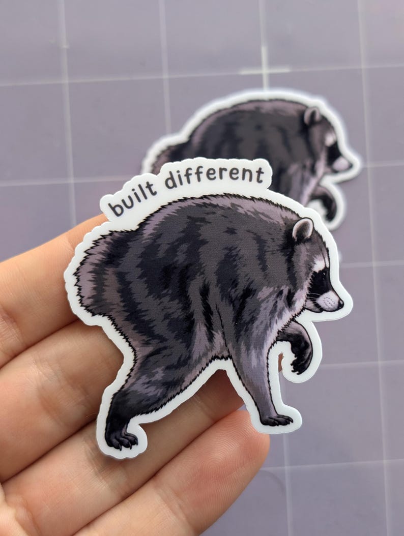 Jimothy Waschbär-Aufkleber – „Built Different“-Meme-Aufkleber – Lustiger viraler Waschbär-Aufkleber, süßes Internet-Meme, glänzender Vinyl-Aufkleber Built Different