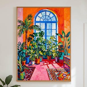 Könnte beinhalten: Ein lebhaftes Ölgemälde auf Leinwand, das einen sonnendurchfluteten Raum mit verschiedenen grünen Topfpflanzen, einem großen blauen Bogenfenster und einem gemusterten Teppich vor leuchtend orangefarbenen Wänden und einem rosa Boden zeigt.
