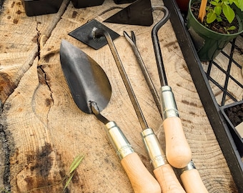 4 Piece Gift Set: Scuffle Weeder, Large Trowel, V-Hoe & Weeding Fork