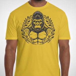 Könnte beinhalten: Senfgelbes T-Shirt mit einer detaillierten schwarzen Illustration des Oberkörpers eines Gorillas, umrahmt von einem Lorbeerkranz. Das Gesicht und die Brust des Gorillas stehen im Mittelpunkt. Das T-Shirt hat eine einfarbige senfgelbe Farbe.